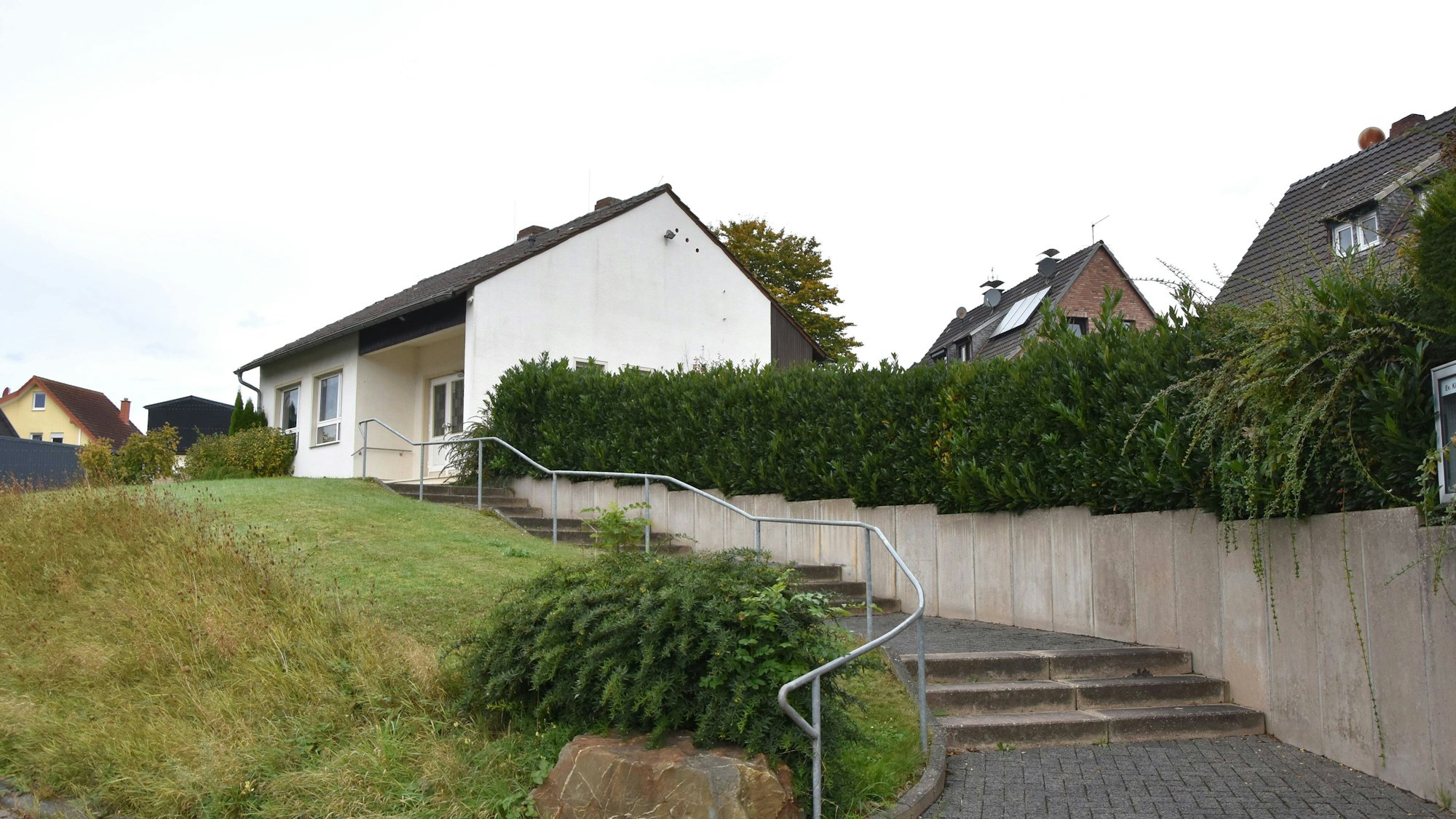 Zu sehen ist ein Haus mit einer Treppe.