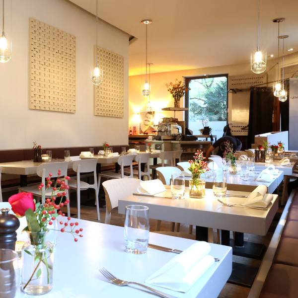 Das Restaurant Geschwisterglück am Rathenauplatz in Köln von innen.
