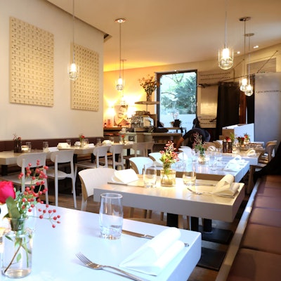 Das Restaurant Geschwisterglück am Rathenauplatz in Köln von innen.