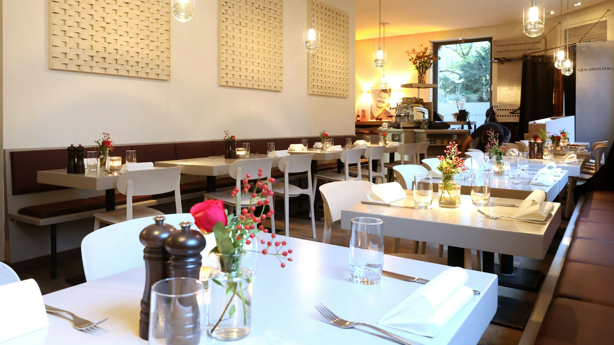 Das Restaurant Geschwisterglück am Rathenauplatz in Köln von innen.