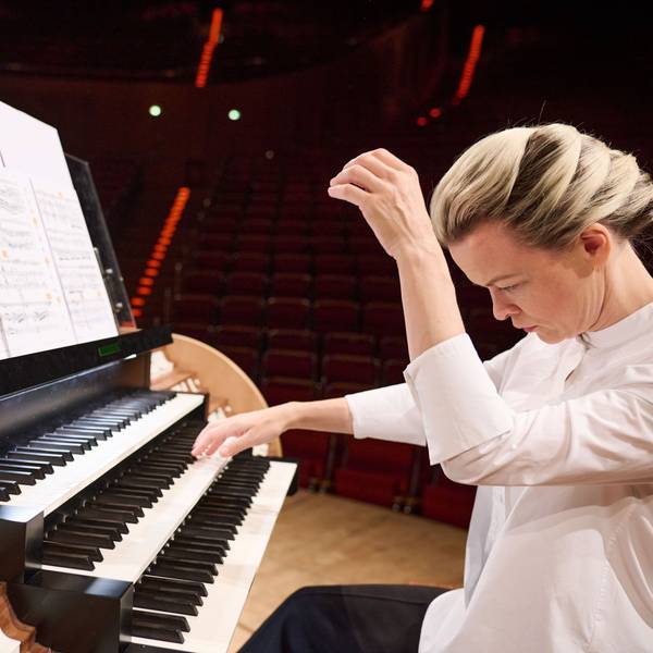 Iveta Apkalna sitzt an einer Orgel.