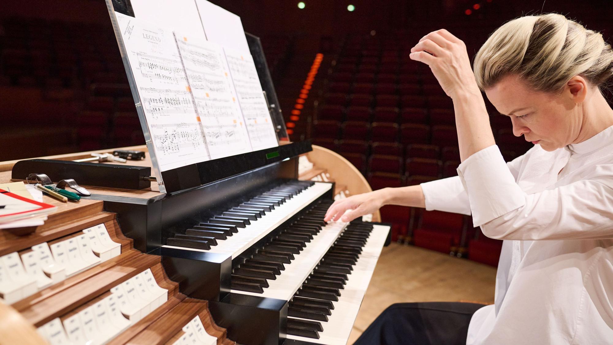 Iveta Apkalna sitzt an einer Orgel.