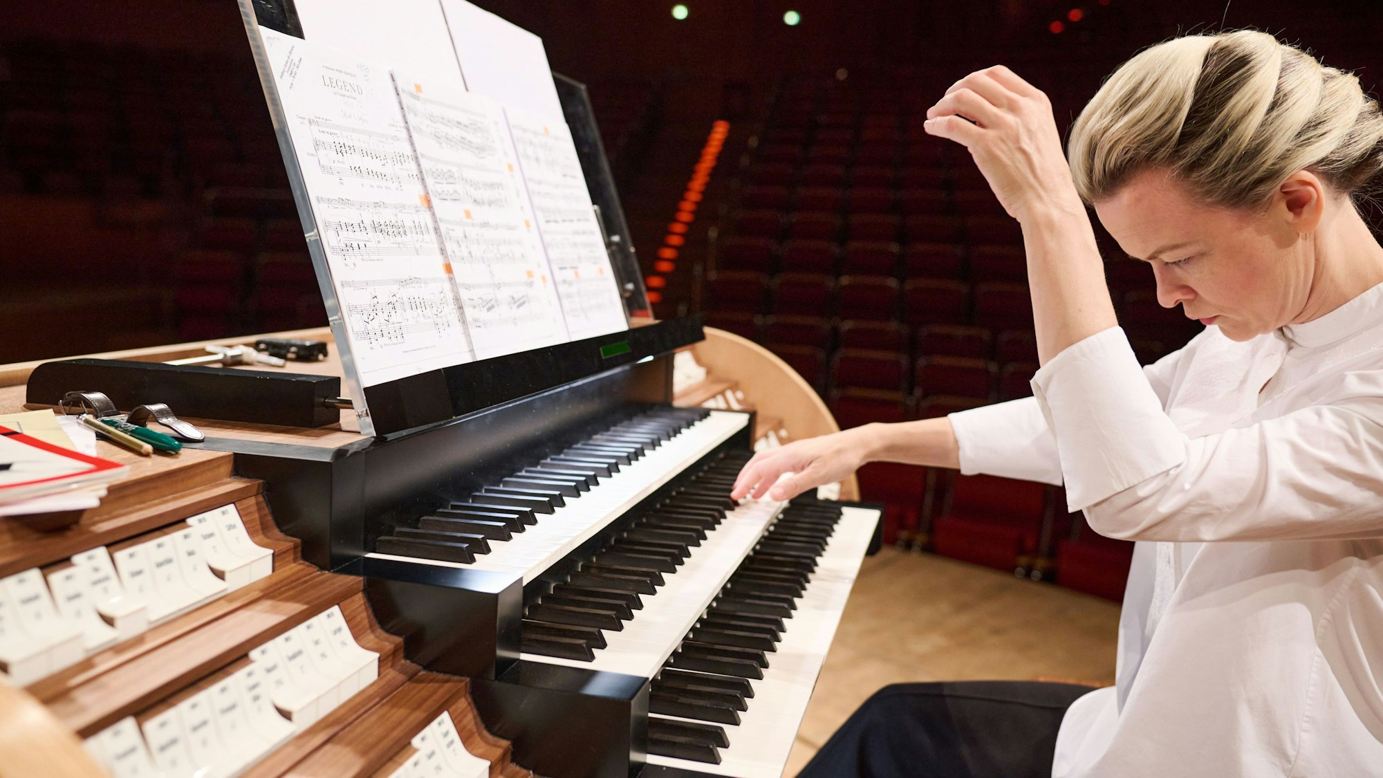 Iveta Apkalna sitzt an einer Orgel.