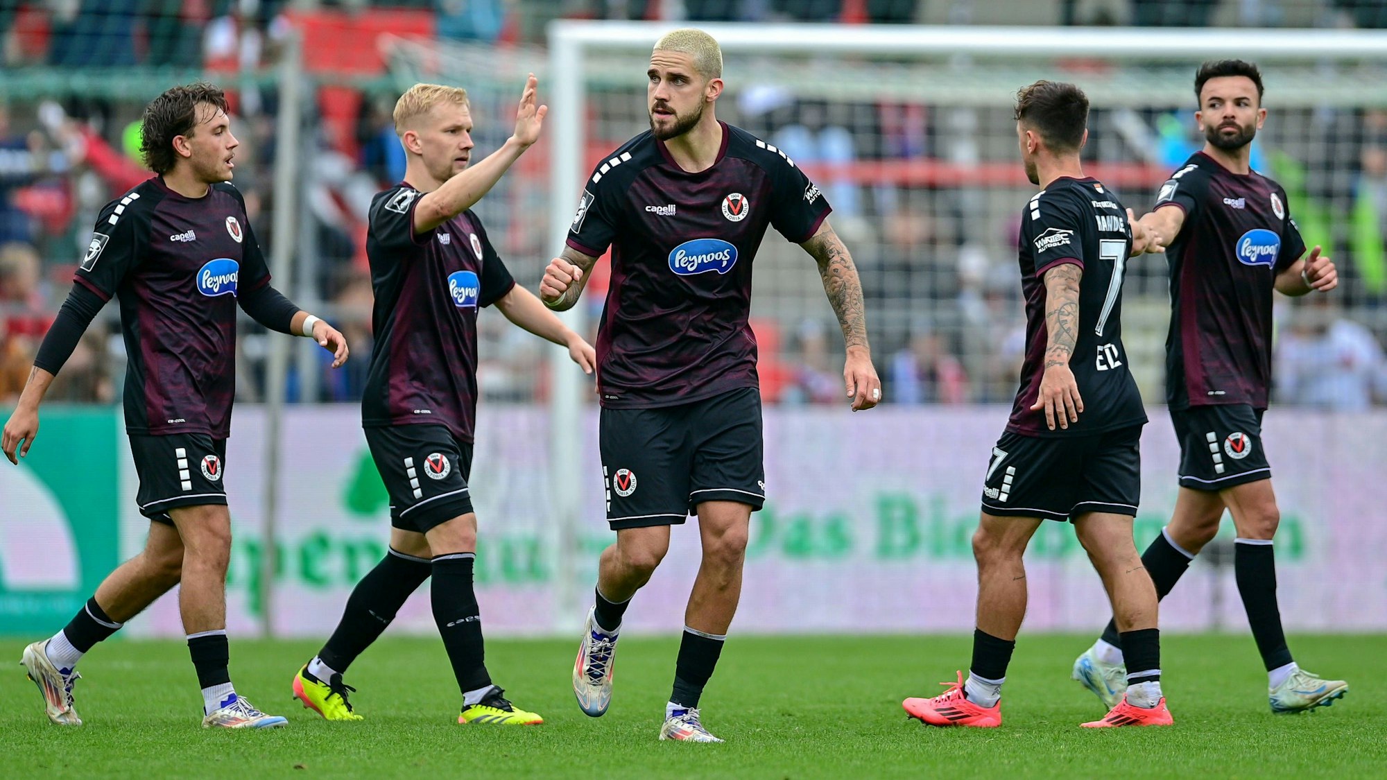 Spieler des FC Viktoria Köln mit Torjubel, Jubel, Torjubel, Torerfolg, celebrate the goal, goal, celebration, Jubel ueber das Tor zum 1:1 durch Lex Tyger Lobinger Viktoria Köln, Lex Tyger Lobinger Viktoria Köln, 9 3.v.li., optimistisch, Action, Aktion, 26.10.2024, Unterhaching Deutschland, Fussball, 3. Liga, SpVgg Unterhaching - Viktoria Köln, DFB/DFL REGULATIONS PROHIBIT ANY USE OF PHOTOGRAPHS AS IMAGE SEQUENCES AND/OR QUASI-VIDEO. *** FC Viktoria Köln players celebrating the goal, goal, celebration, celebrating the goal, goal, celebration, celebrating the goal to 1 1 by Lex Tyger Lobinger Viktoria Köln, Lex Tyger Lobinger Viktoria Köln, 9 3 v li , optimistic, Action, Action, 26 10 2024, Unterhaching Germany , Football, 3 Liga, SpVgg Unterhaching Viktoria Köln, DFB DFL REGULATIONS PROHIBIT ANY USE OF PHOTOGRAPHS AS IMAGE SEQUENCES AND OR QUASI VIDEO xslx