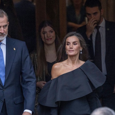 König Felipe VI. (l) und Königin Letizia verlassen das Hotel Reconquista vor der Verleihung der Prinzessin-von-Asturien-Preise auf dem Weg zum Theater Campoamor.