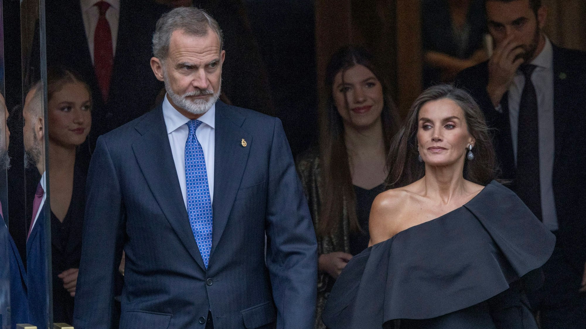 König Felipe VI. (l) und Königin Letizia verlassen das Hotel Reconquista vor der Verleihung der Prinzessin-von-Asturien-Preise auf dem Weg zum Theater Campoamor.