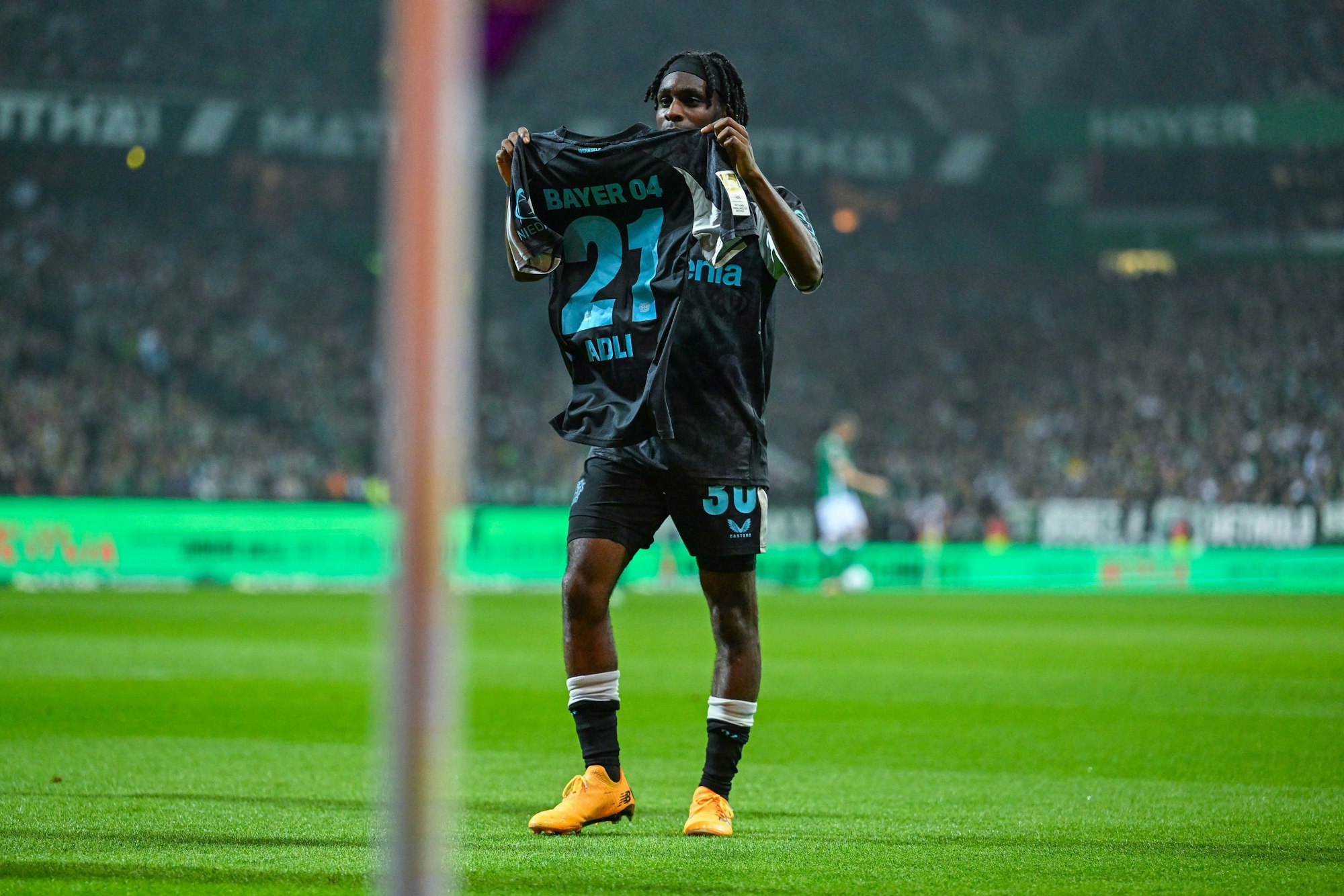 Jeremie Frimpong mit dem Trikot des verletzten Amine Adli.