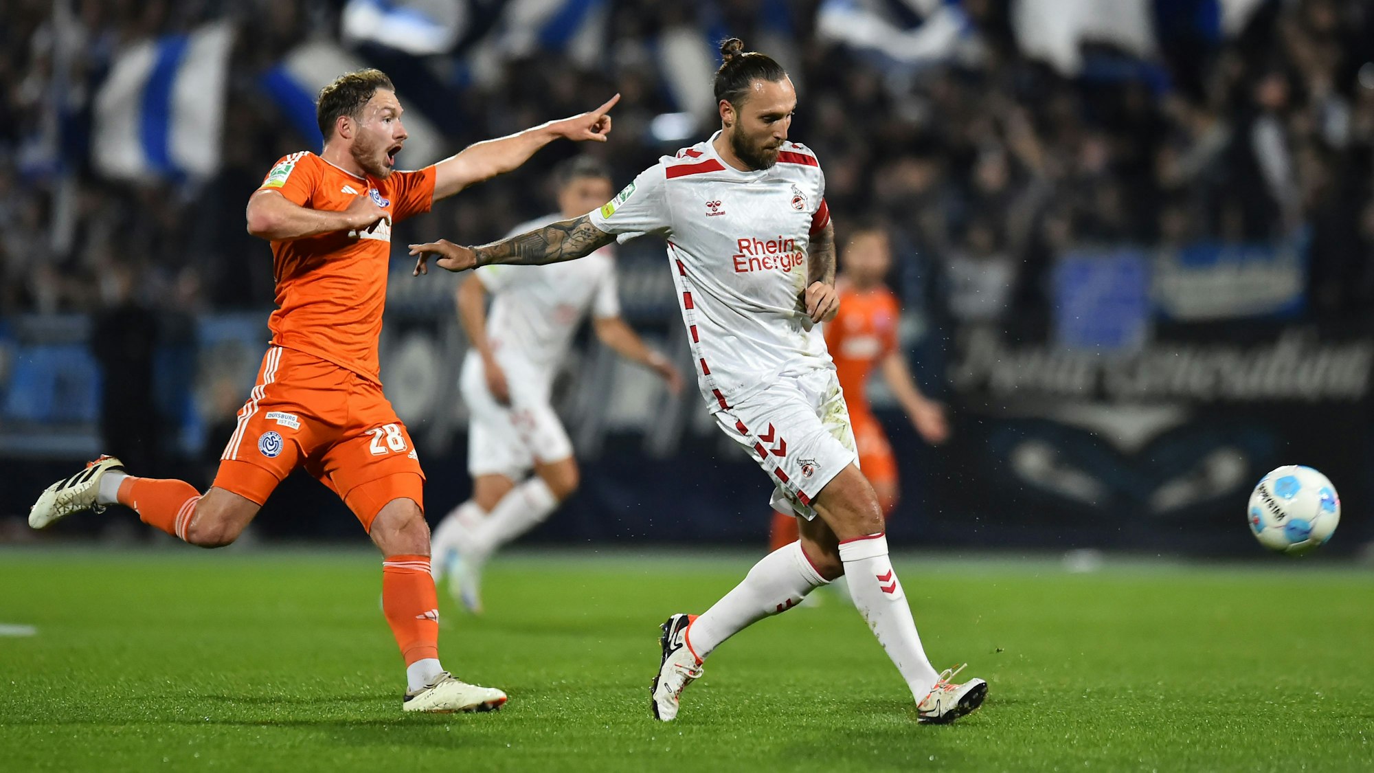 Fußball Regionalliga West 13. SPIELTAG: 1. FC Köln U21 - MSV Duisburg am 25.10.2024 im Franz-Kremer-Stadion in Köln
Florian Egerer ( MSV Duisburg ), links - Marco Höger ( 1. FC Köln U21 ), rechts
Foto: Thorsten Tillmann / FUNKE Foto Services