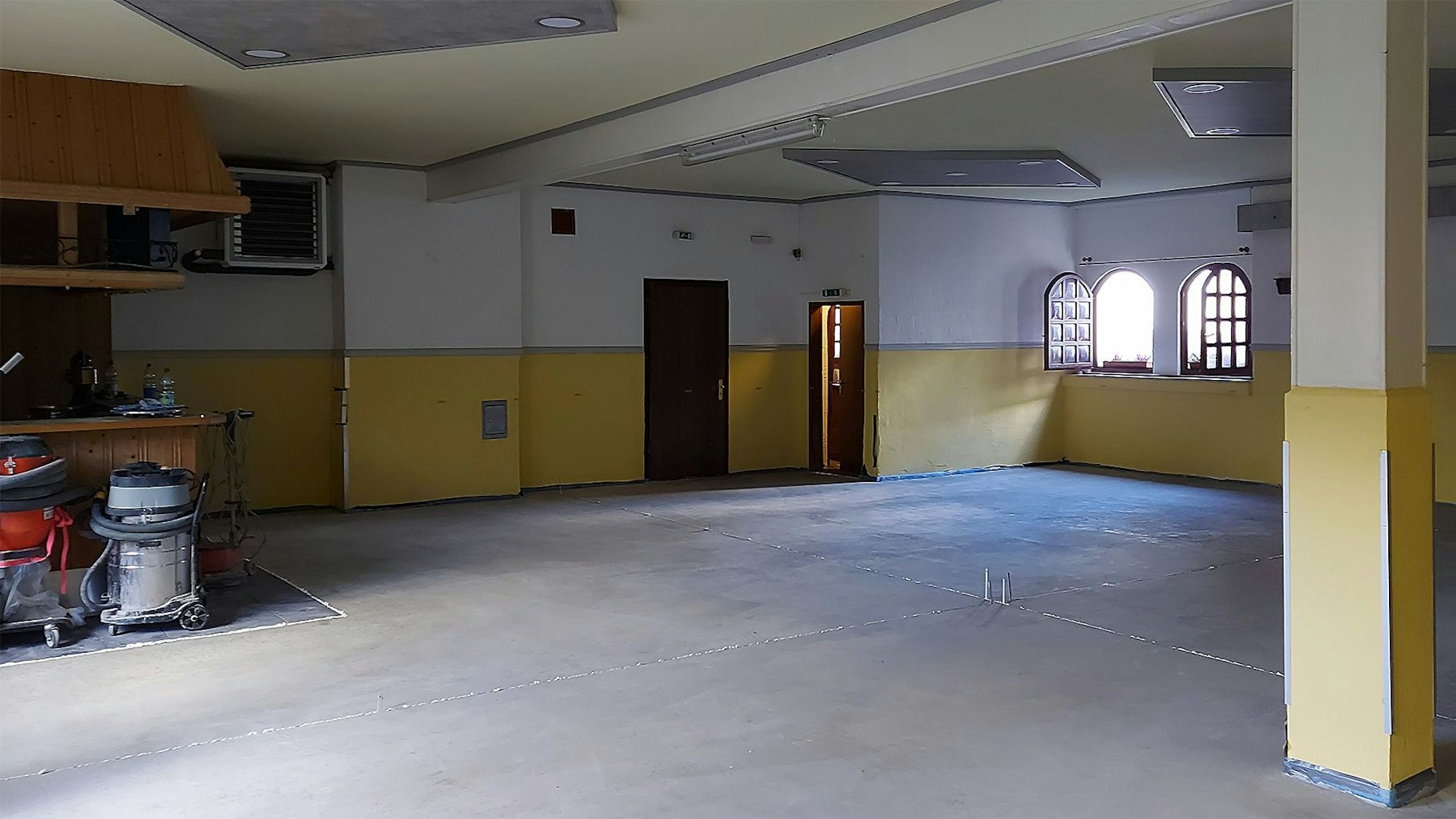 Das Bild zeigt einen Blick in den Saal des Hotel-Restaurant Breuer in Blankenheim-Ripsdorf. Der Boden wird erneuert, auf der linken Seite stehen einige Arbeitsgeräte.