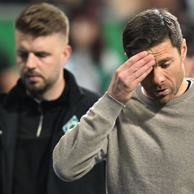 26.10.2024, Bremen: Fußball: Bundesliga, Werder Bremen - Bayer Leverkusen, 8. Spieltag, Weserstadion. Leverkusens Trainer Xabi Alonso auf den Weg in die Halbzeit. Foto: Carmen Jaspersen/dpa - WICHTIGER HINWEIS: Gemäß den Vorgaben der DFL Deutsche Fußball Liga bzw. des DFB Deutscher Fußball-Bund ist es untersagt, in dem Stadion und/oder vom Spiel angefertigte Fotoaufnahmen in Form von Sequenzbildern und/oder videoähnlichen Fotostrecken zu verwerten bzw. verwerten zu lassen. +++ dpa-Bildfunk +++