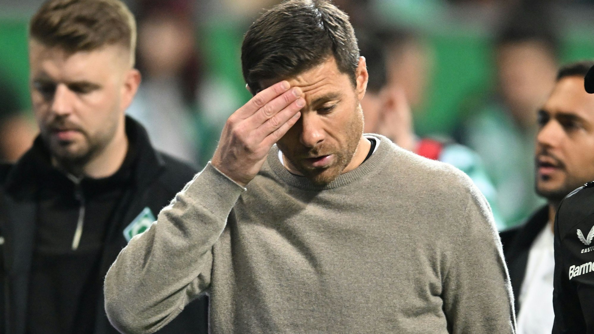 26.10.2024, Bremen: Fußball: Bundesliga, Werder Bremen - Bayer Leverkusen, 8. Spieltag, Weserstadion. Leverkusens Trainer Xabi Alonso auf den Weg in die Halbzeit. Foto: Carmen Jaspersen/dpa - WICHTIGER HINWEIS: Gemäß den Vorgaben der DFL Deutsche Fußball Liga bzw. des DFB Deutscher Fußball-Bund ist es untersagt, in dem Stadion und/oder vom Spiel angefertigte Fotoaufnahmen in Form von Sequenzbildern und/oder videoähnlichen Fotostrecken zu verwerten bzw. verwerten zu lassen. +++ dpa-Bildfunk +++