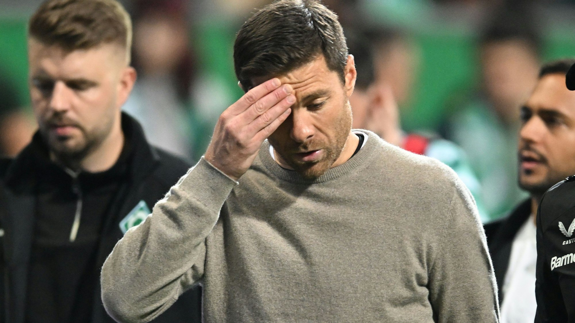 26.10.2024, Bremen: Fußball: Bundesliga, Werder Bremen - Bayer Leverkusen, 8. Spieltag, Weserstadion. Leverkusens Trainer Xabi Alonso auf den Weg in die Halbzeit. Foto: Carmen Jaspersen/dpa - WICHTIGER HINWEIS: Gemäß den Vorgaben der DFL Deutsche Fußball Liga bzw. des DFB Deutscher Fußball-Bund ist es untersagt, in dem Stadion und/oder vom Spiel angefertigte Fotoaufnahmen in Form von Sequenzbildern und/oder videoähnlichen Fotostrecken zu verwerten bzw. verwerten zu lassen. +++ dpa-Bildfunk +++