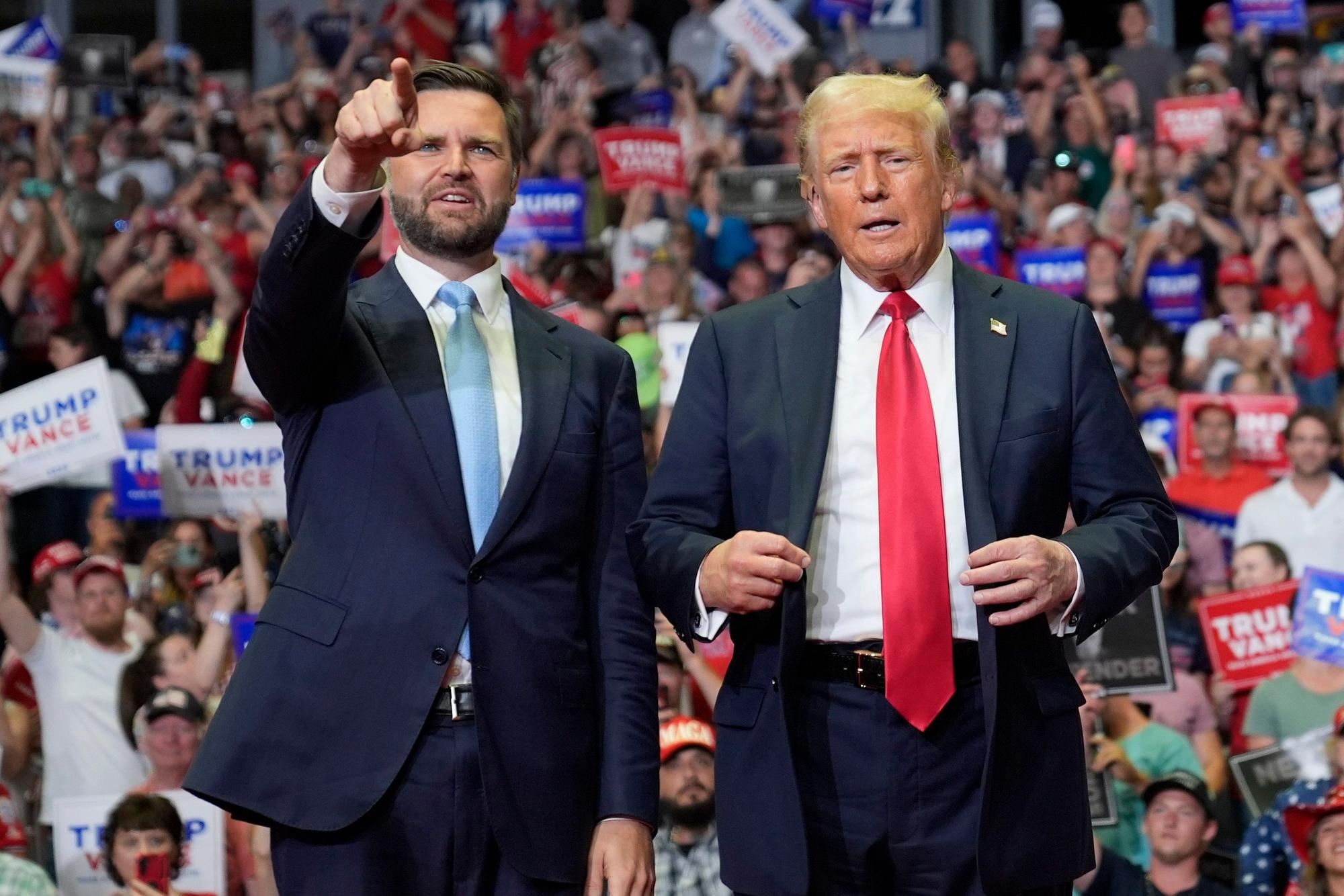 ARCHIV - 20.07.2024, USA, Grand Rapids: Der republikanische Präsidentschaftskandidat, der ehemalige US-Präsident Donald Trump und der republikanische Vizepräsidentschaftskandidat J.D. Vance kommen zu einer Wahlkampfveranstaltung. (zu dpa: «Medien: Chinesische Hacker nahmen Trump und Vance ins Visier») Foto: Evan Vucci/AP/dpa +++ dpa-Bildfunk +++