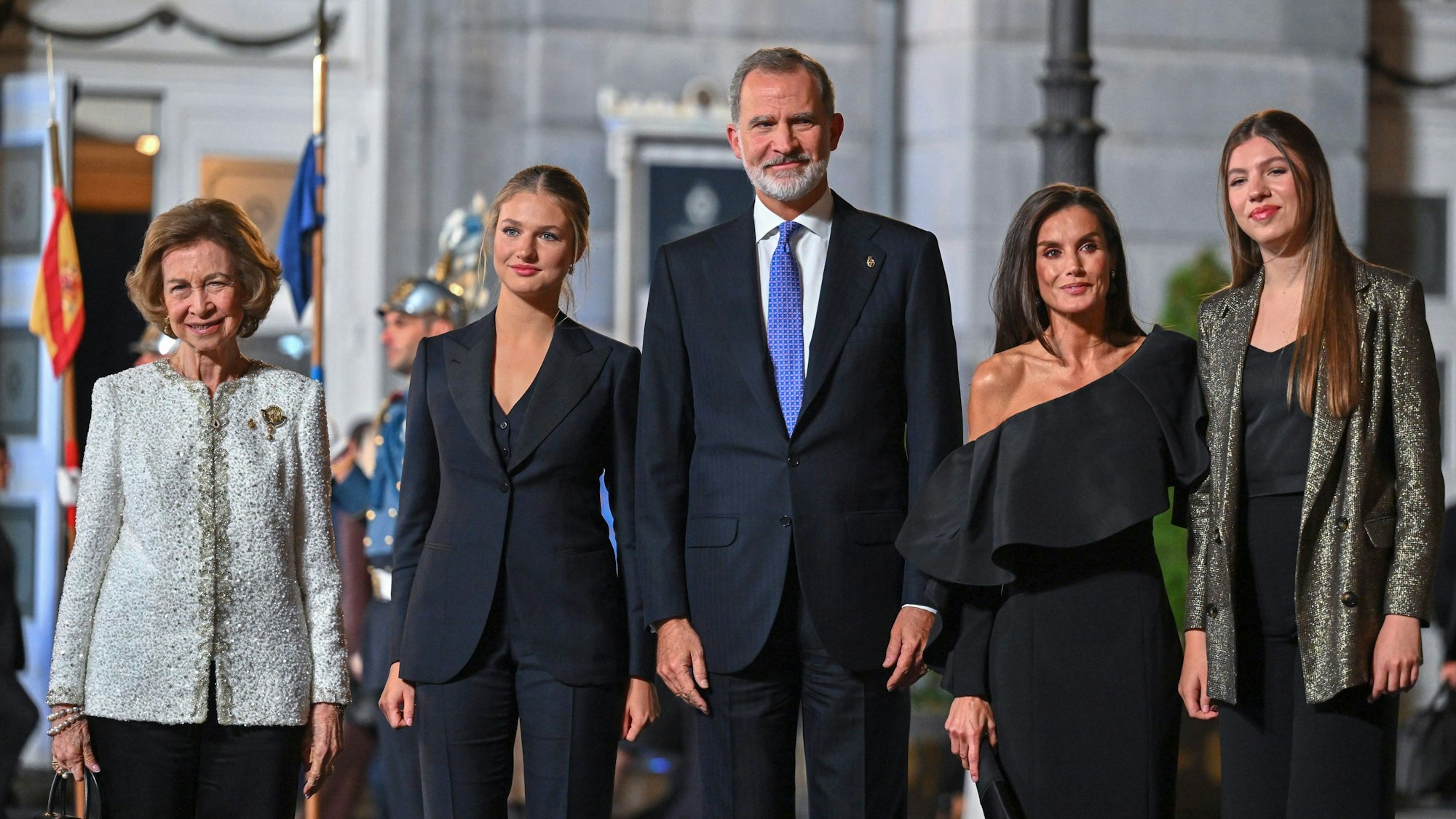 Spaniens Alt-Königin Sofia (l-r), Spaniens Prinzessin Leonor, Spaniens König Felipe VI., Spaniens Königin Letizia und Prinzessin Sofia posieren für ein Foto nach der Verleihung der Prinzessin von Asturien-Preise.