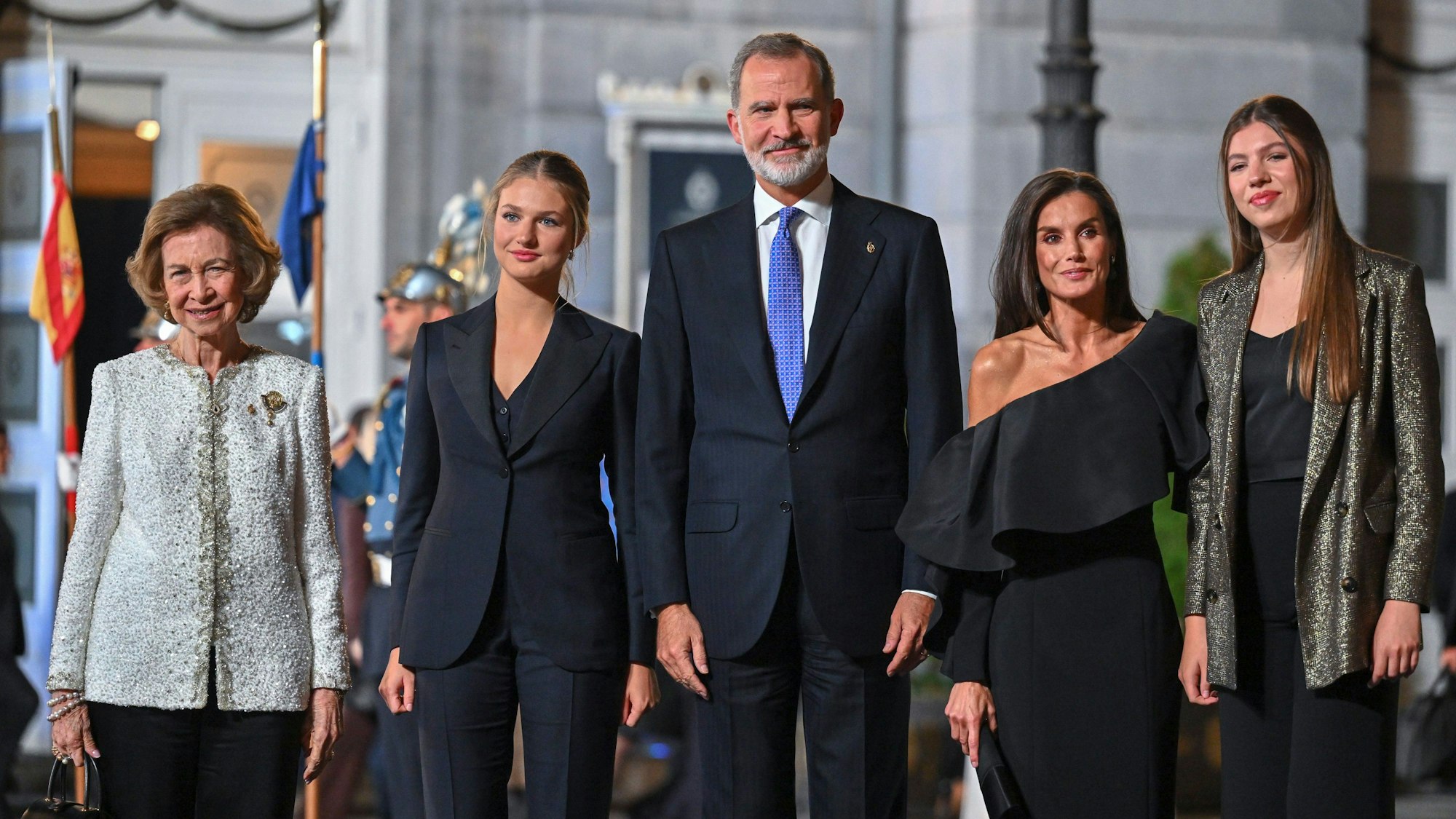 Alt-Königin Sofia (l-r), Prinzessin Leonor, König Felipe VI., Königin Letizia und Prinzessin Sofia posieren für ein Foto nach der Verleihung der Prinzessin von Asturien-Preise.