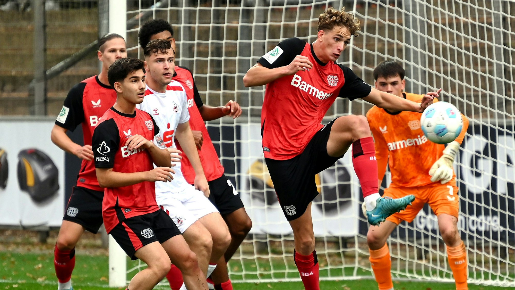 27.10.2024, Fussball-U19-Bayer 04-1.FC. Köln
Abwehr von Andrea Natali (Bayer)
Foto: Uli Herhaus