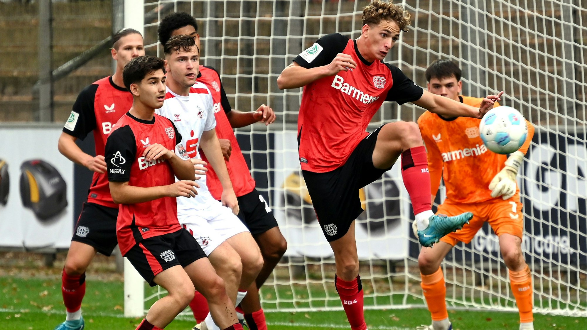 27.10.2024, Fussball-U19-Bayer 04-1.FC. Köln
Abwehr von Andrea Natali (Bayer)
Foto: Uli Herhaus