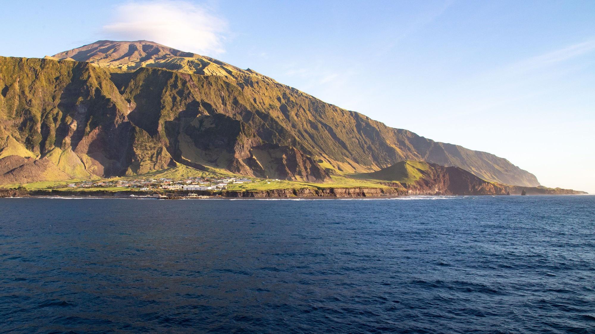 Tristan da Cunha liegt im Südatlantik, weit entfernt von der nächsten größeren Landmasse.
