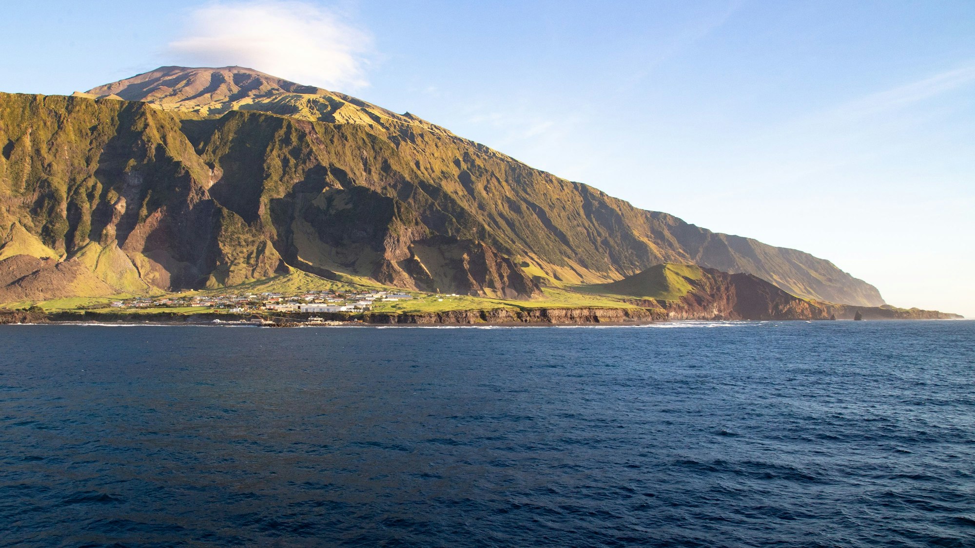 Tristan da Cunha liegt im Südatlantik, weit entfernt von der nächsten größeren Landmasse.