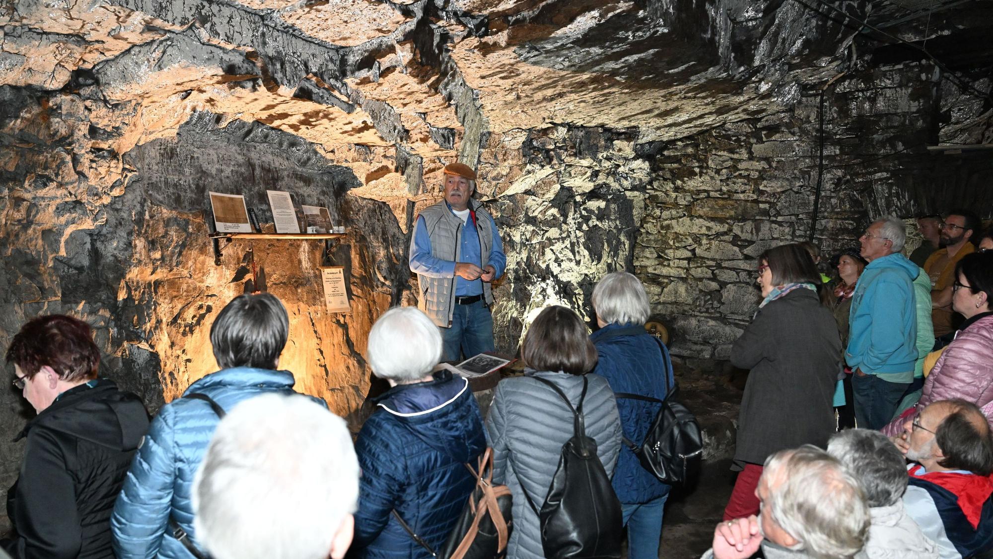 Michael Hesse vom Heimatverein „Feste Neustadt“ führt rund 40 Besucher durch den historischen Eiskeller am „Heinzelmännchen“.