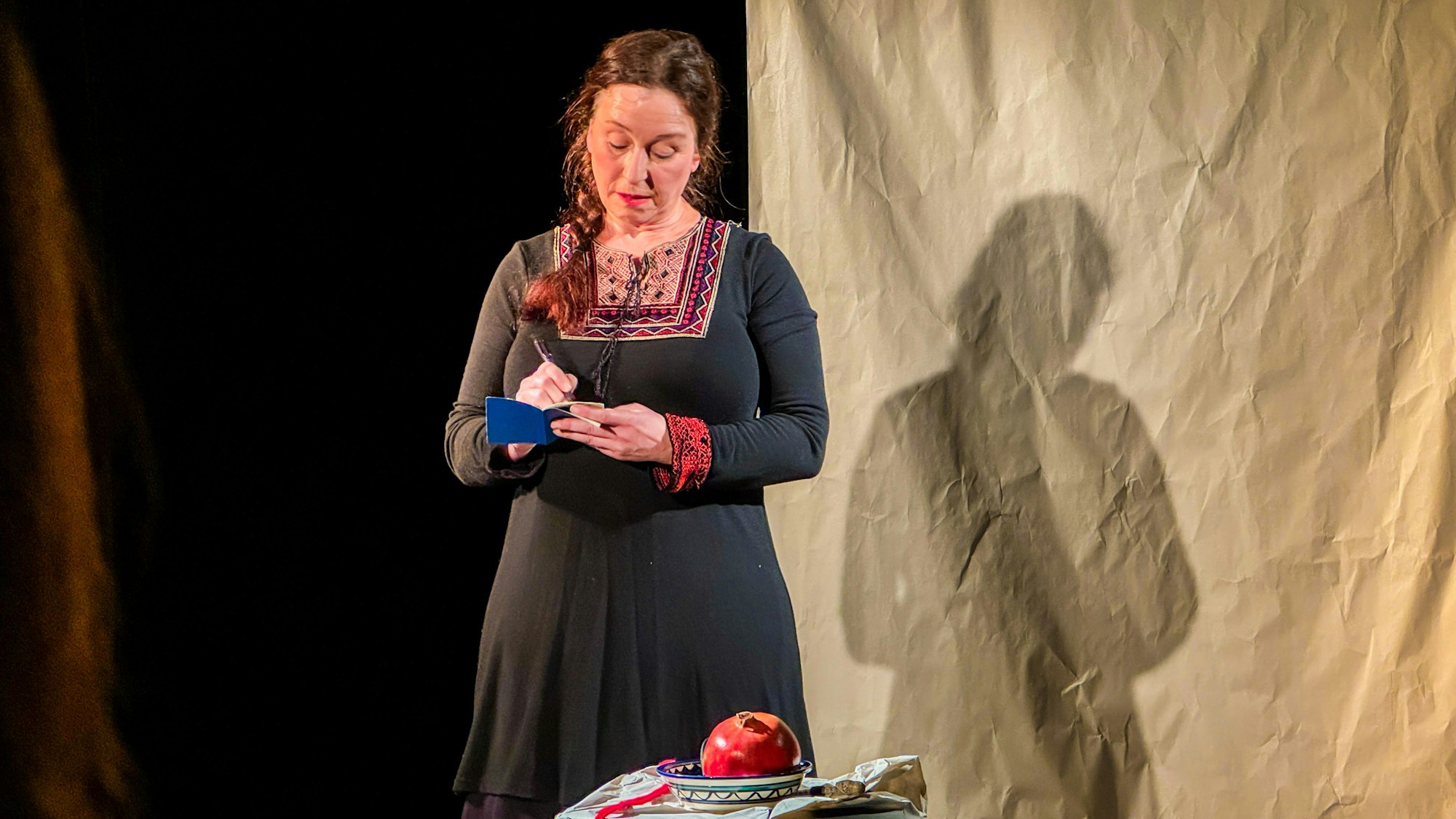 Janne Wagler erzählt und spielt alleine auf der Bühne ihre Geschichte „Die Brücke nach Haifa – Notizen einer Reise nach Israel“.