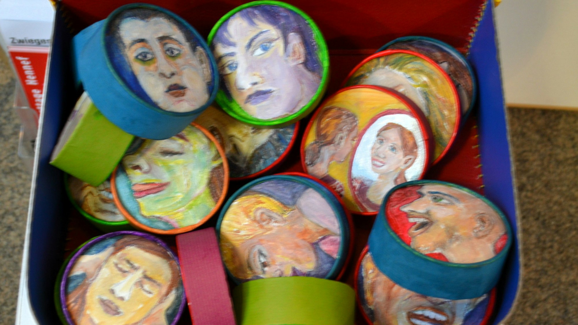 Kunsttage Hennef in Meys Fabrik
Gitta Büsch hat runde Käseverpackungen mit Portraits versehen