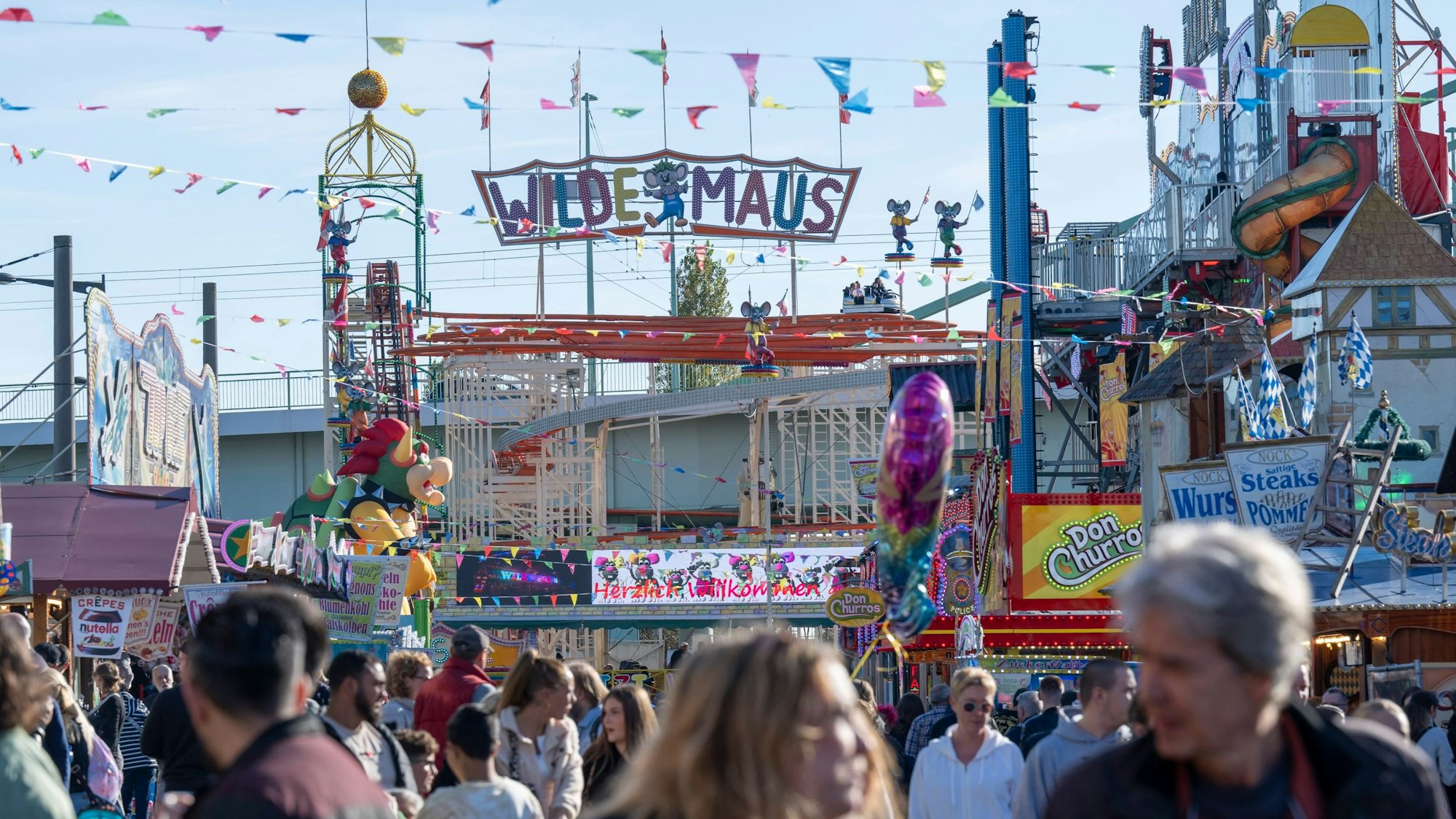 26.10.2024, Köln: Die Wilde Maus ist wieder dabei. Auf der Kirmes ist immer etwas los. Die Herbstkirmes 2024 in Köln-Deutz (Kölner Herbstvolksfest, Deutzer Kirmes) findet noch bis zum 3. November statt. Foto: Uwe Weiser