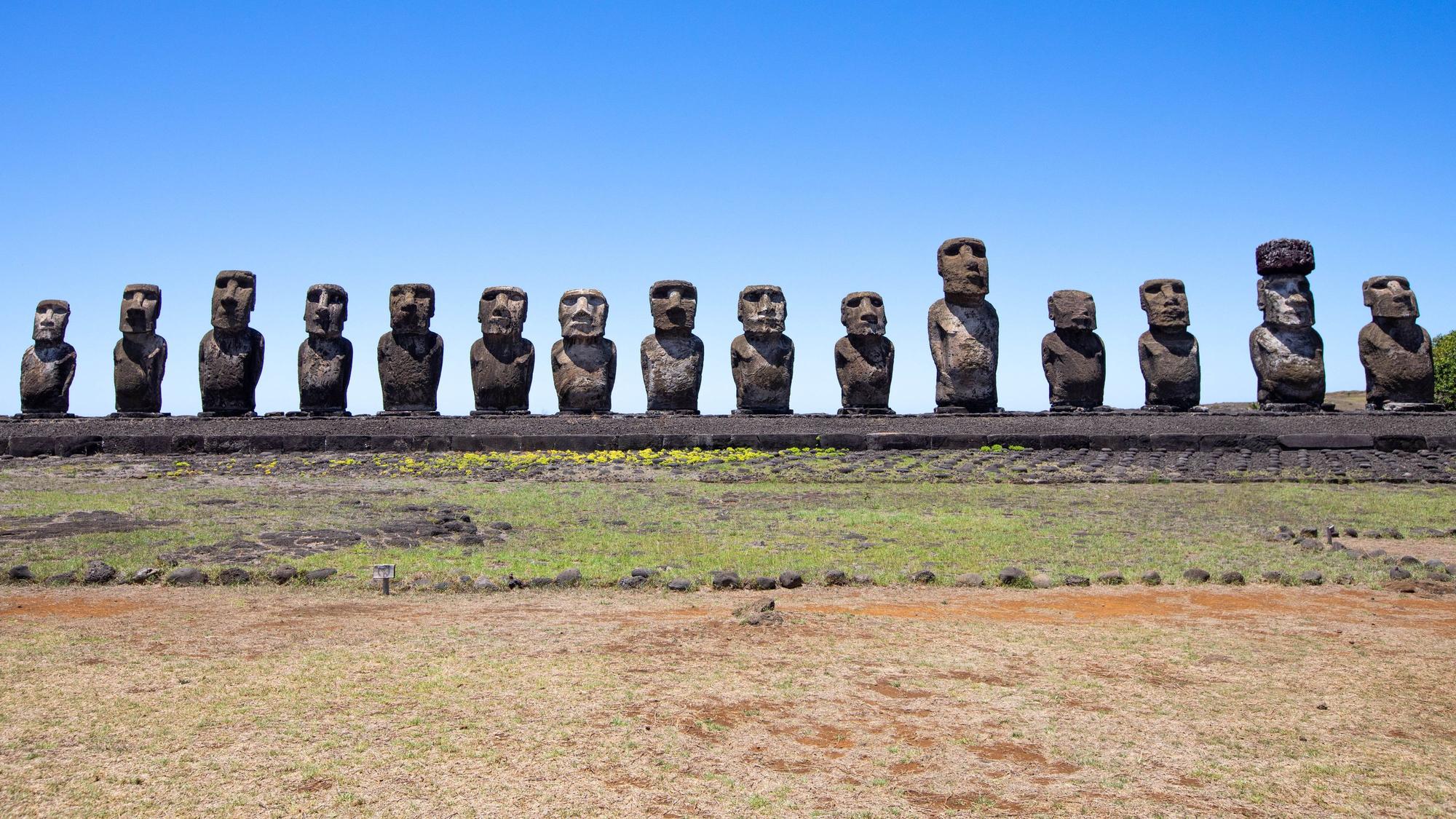 Die Zeremonialplattform Ahu Tongariki im Südwesten der Osterinsel mit 15 Moai.