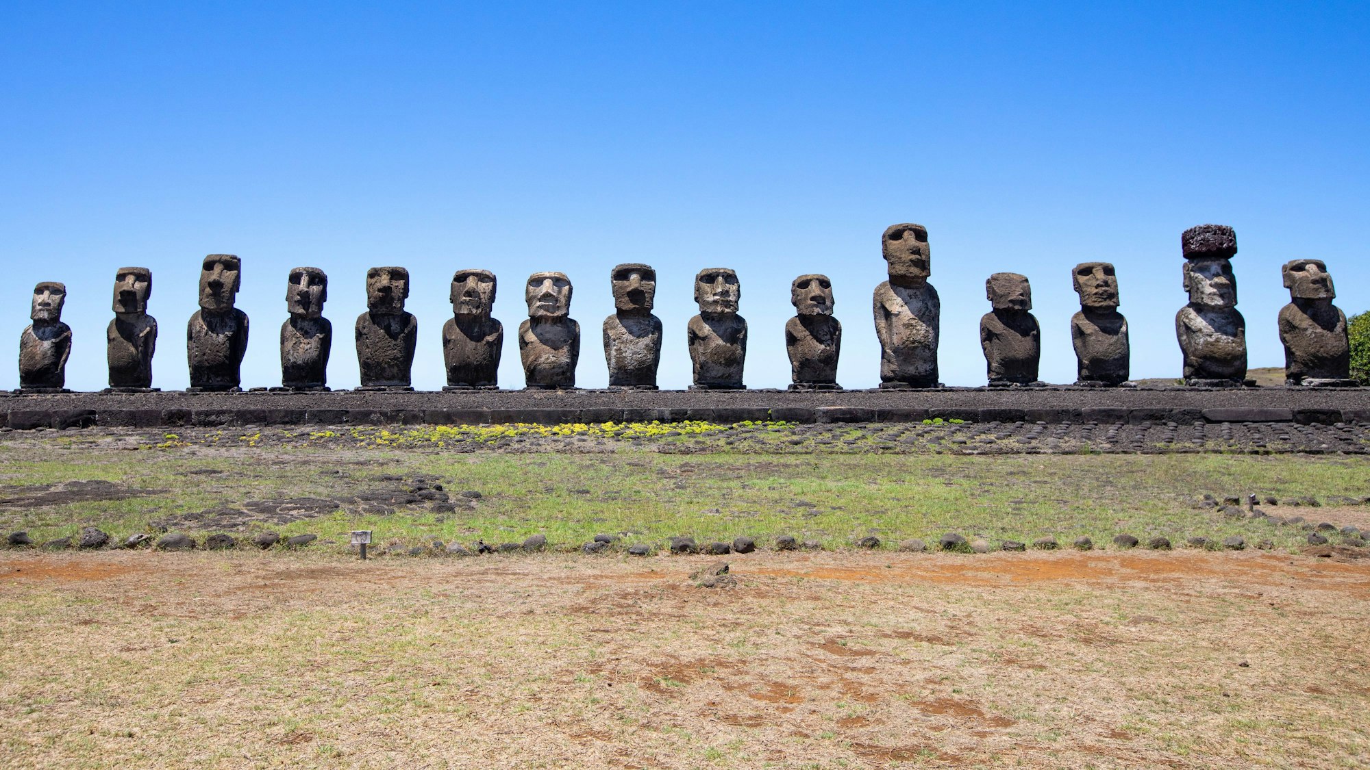 Die Zeremonialplattform Ahu Tongariki im Südwesten der Osterinsel mit 15 Moai.