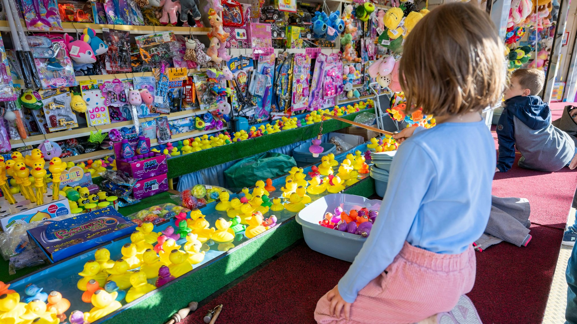 26.10.2024, Köln: Kinder lieben das Entenangeln. Auf der Kirmes ist immer etwas los. Die Herbstkirmes 2024 in Köln-Deutz (Kölner Herbstvolksfest, Deutzer Kirmes) findet noch bis zum 3. November statt. Foto: Uwe Weiser