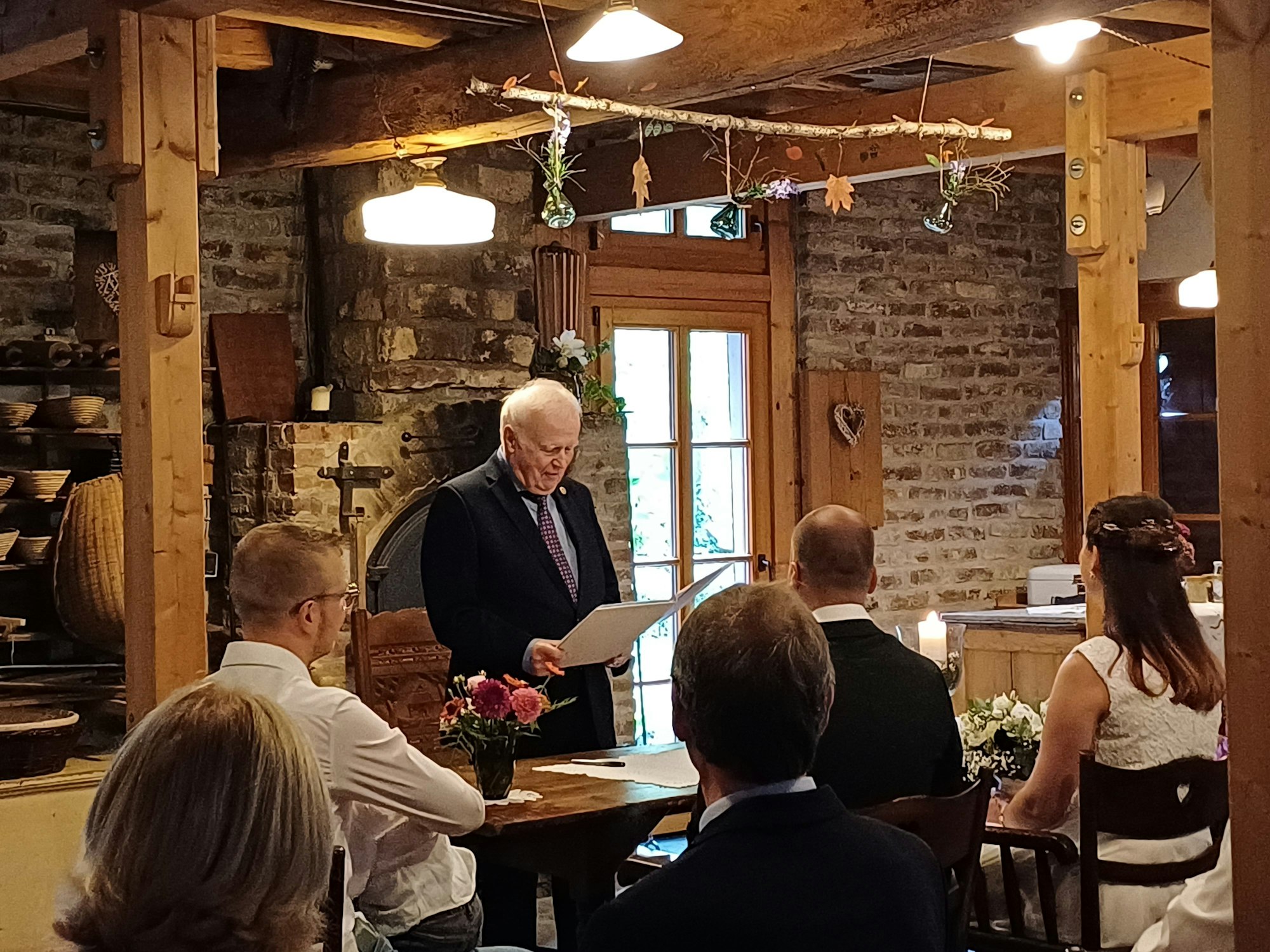 Hans Dieter Kahrl in der Lambertsmühle bei einer seiner letzten Trauungen