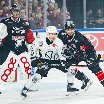 Haie-Goalie Julius Hudacek (l.) mit Wolfsburgs Andy Miele und Kölns Maximilian Glötzl