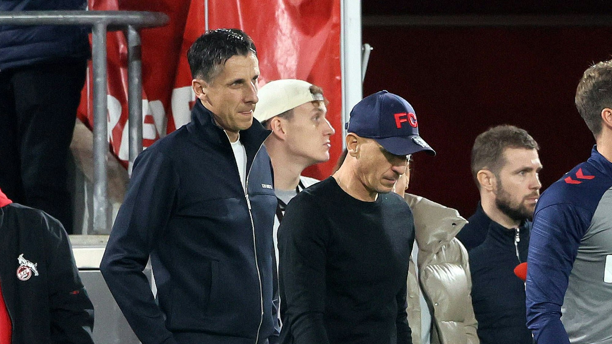 1. FC Köln vs. SC Paderborn, 10. Spieltag, 25.10.2024, 18.30 Uhr, Keller raus rufe für Christian Keller 1. FC Köln nach dem Spiel, davor: Gerhard Struber 1. FC Köln, Bild: *** Local Caption *** Ausschließlich redaktionelle Nutzung Editorial use only *** Sport 1 FC Köln vs SC Paderborn, Matchday 10, 25 10 2024, 18 30 h, Keller raus call for Christian Keller 1 FC Köln after the game, in front Gerhard Struber 1 FC Köln , picture Local Caption Editorial use only Editorial use only