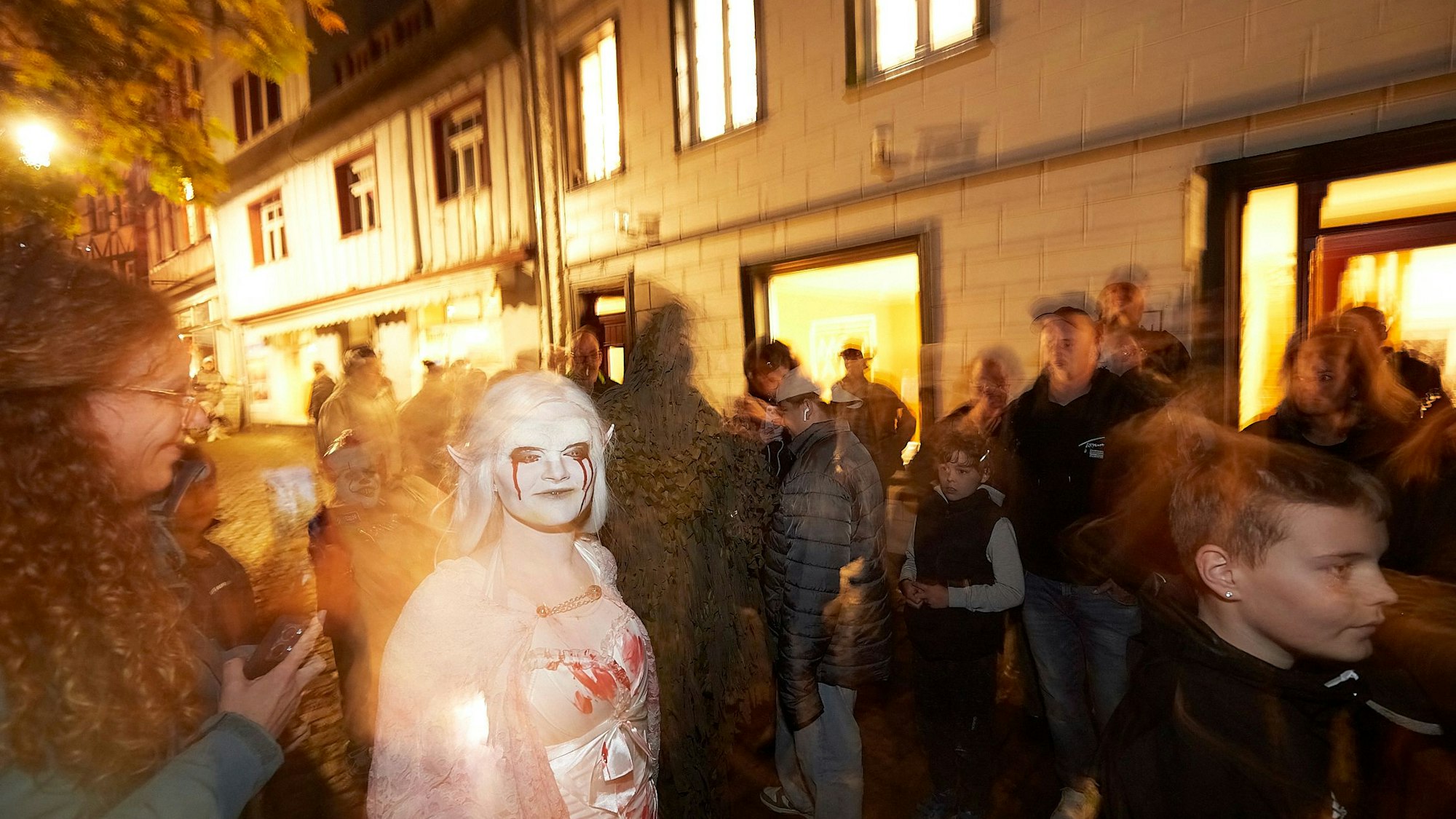 In gruseligen Kostümen und grell geschminkt laufen die Akteure durch Monschau.