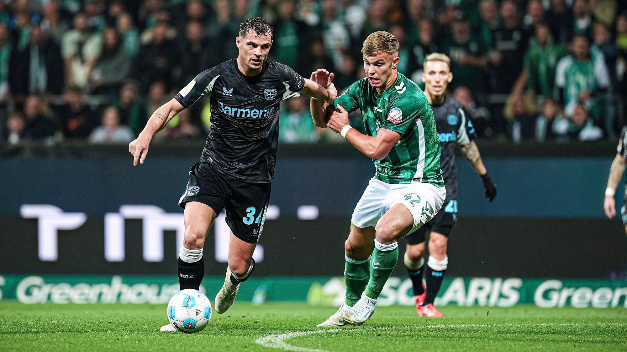 Granit Xhaka Bayern 04 Leverkusen, 34, Keke Topp SV Werder Bremen, 42 GER, SV Werder Bremen vs. Bayer 04 Leverkusen, Fussball, Bundesliga, Spieltag 8, Spielzeit 2024/25, 26.10.2024 DFL REGULATIONS PROHIBIT ANY USE OF PHOTOGRAPHS AS IMAGE SEQUENCES AND/OR QUASI-VIDEO GER, SV Werder Bremen vs. Bayer 04 Leverkusen, Fussball, Bundesliga, Spieltag 8, Spielzeit 2024/25, 26.10.2024 Bremen *** Granit Xhaka Bayern 04 Leverkusen, 34 , Keke Topp SV Werder Bremen, 42 GER, SV Werder Bremen vs Bayer 04 Leverkusen, Football, Bundesliga, Matchday 8, Season 2024 25, 26 10 2024 DFL REGULATES PROHIBIT ANY USE OF PHOTOGRAPHS AS IMAGE SEQUENCES AND OR QUASI VIDEO GER, SV Werder Bremen vs Bayer 04 Leverkusen, Football, Bundesliga, Matchday 8, Season 2024 25, 26 10 2024 Bremen Copyright: xEibner-Pressefoto/MarcelxvonxFehrnx EP_MFN