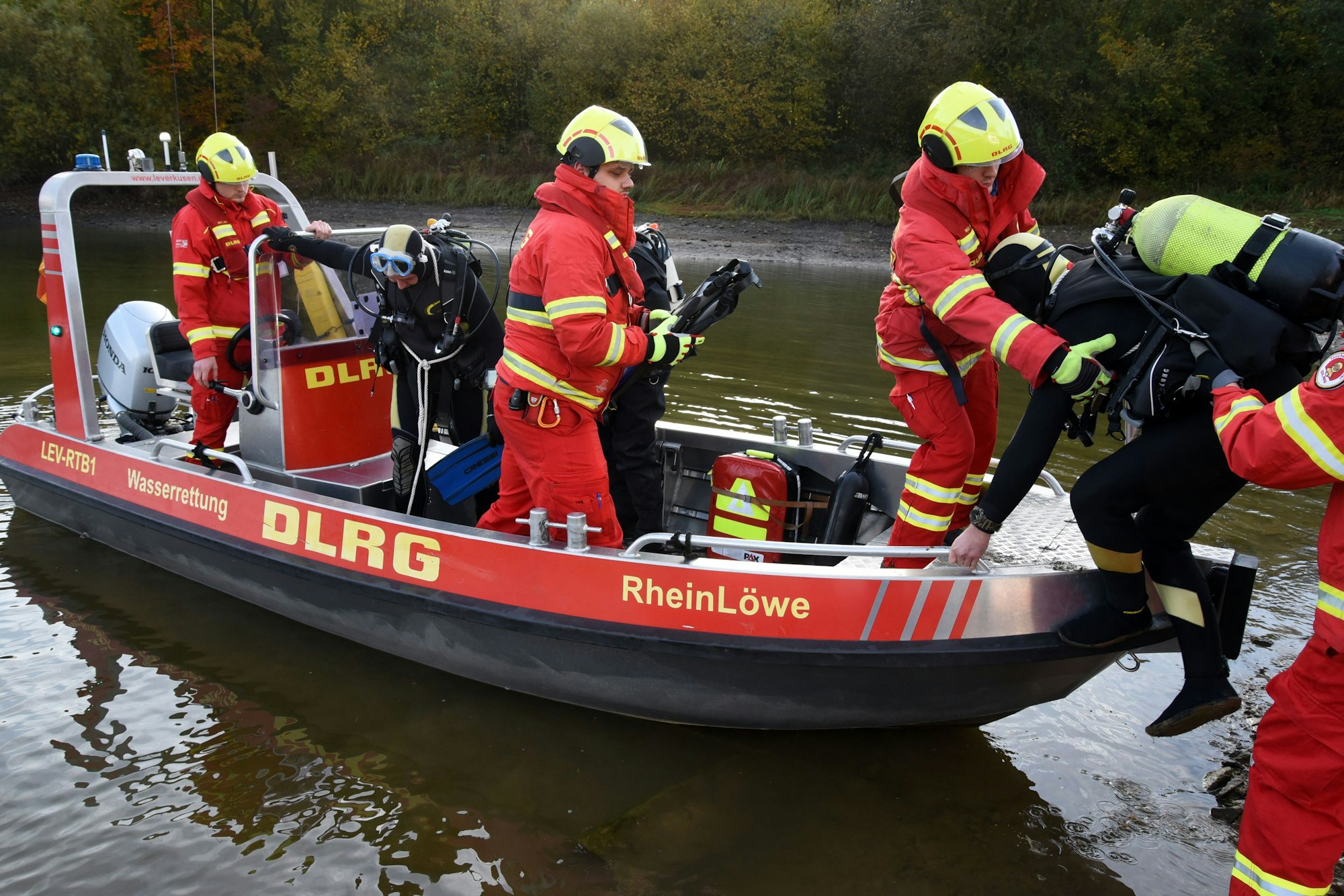 Taucher steigen in ein Boot der DLRG.