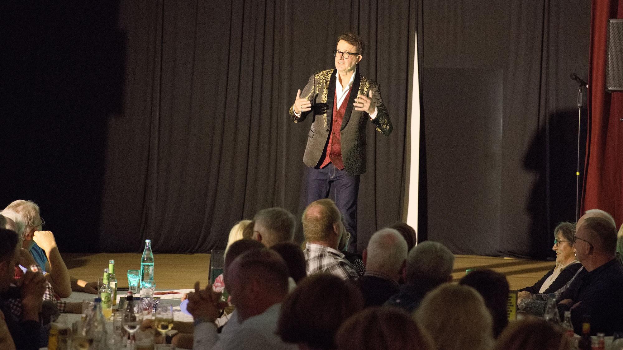 Das Bild zeigt Christoph Brüske auf der Bühne.