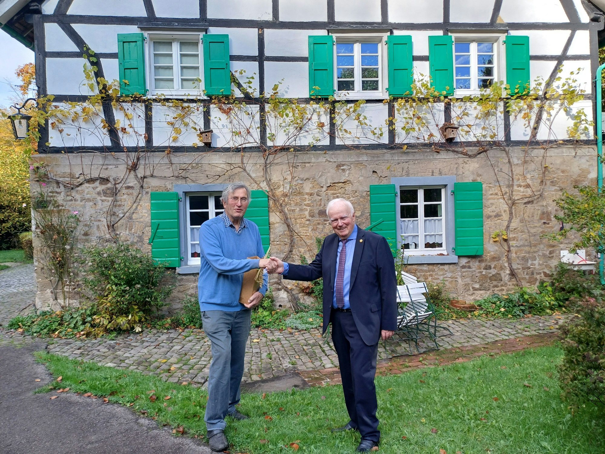 Hans Dieter Kahrl (r.) mit Ulrich Conrads vom Förderverein vor der Lambertsmühle.