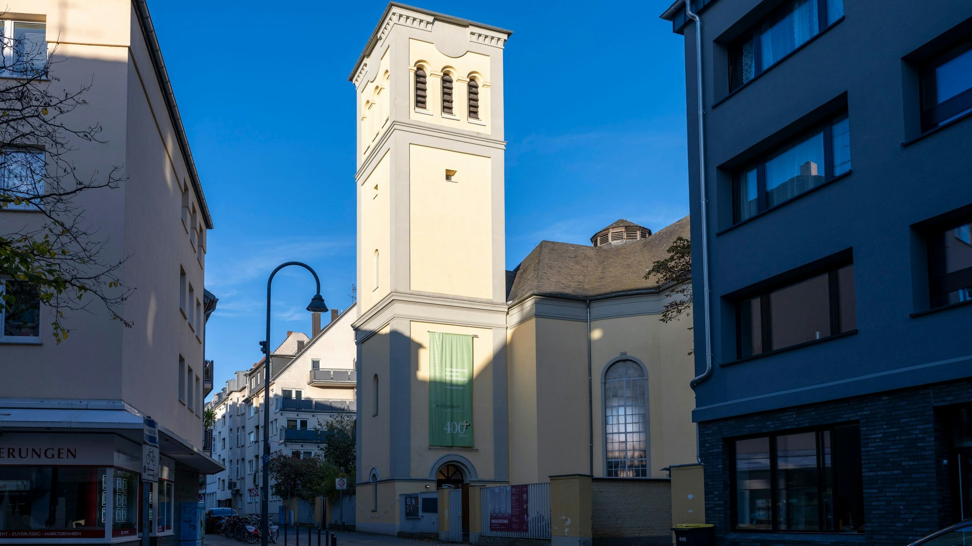26.10.2024, Köln: Ausstellungseröffnung zum 80. Jahrestag "Schwarzer Samstag von Mülheim". Die Bombardierung und Zerstörung Mülheims zum Ende des 2. Weltkriegs, am 28.10.1944, wird Schwarzer Samstag genannt. Ausstellungseröffnung in der Fiedenskirche in der Wallstraße in Mülheim. Foto: Uwe Weiser