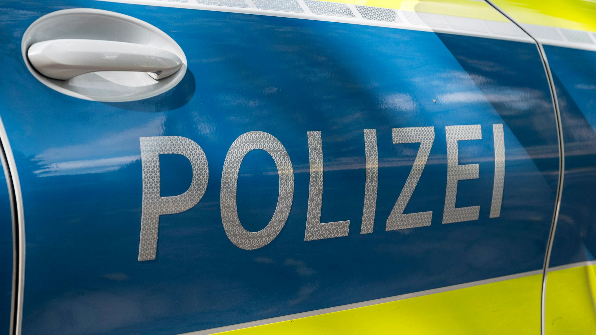 Auf einem Einsatzwagen ist der Schriftzug «Polizei» zu lesen.