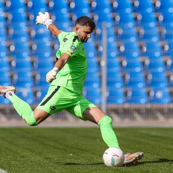 Hohkeppels Torhüter Kevin Jackmuth will den Ball nach vorne schießen.