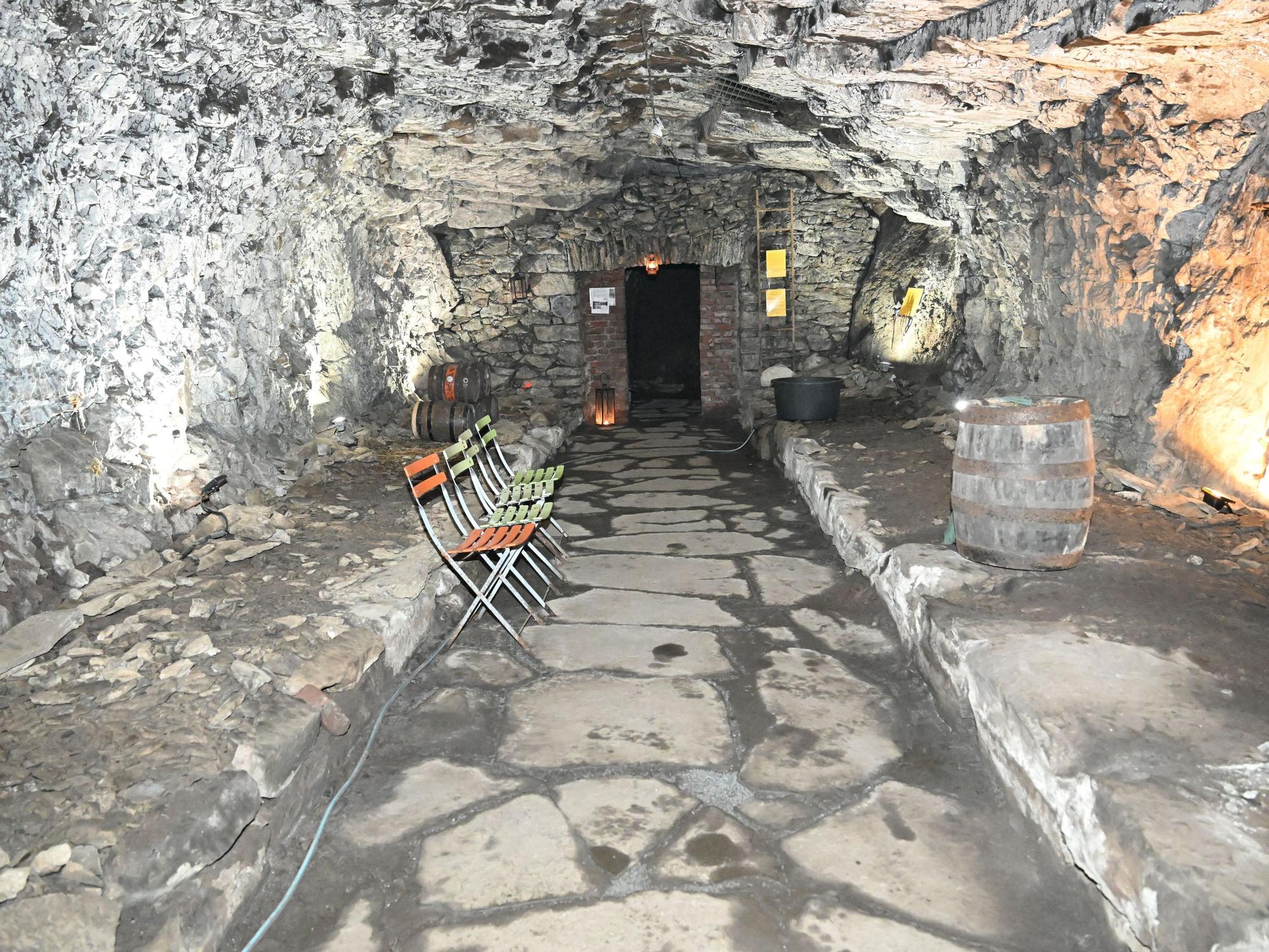 Der Eiskeller ist rund 700 Jahre alt und liegt zehn Meter unter der Erde. Er dient als Bier- und Eislager und im Zweiten Weltkrieg als Luftschutzbunker.