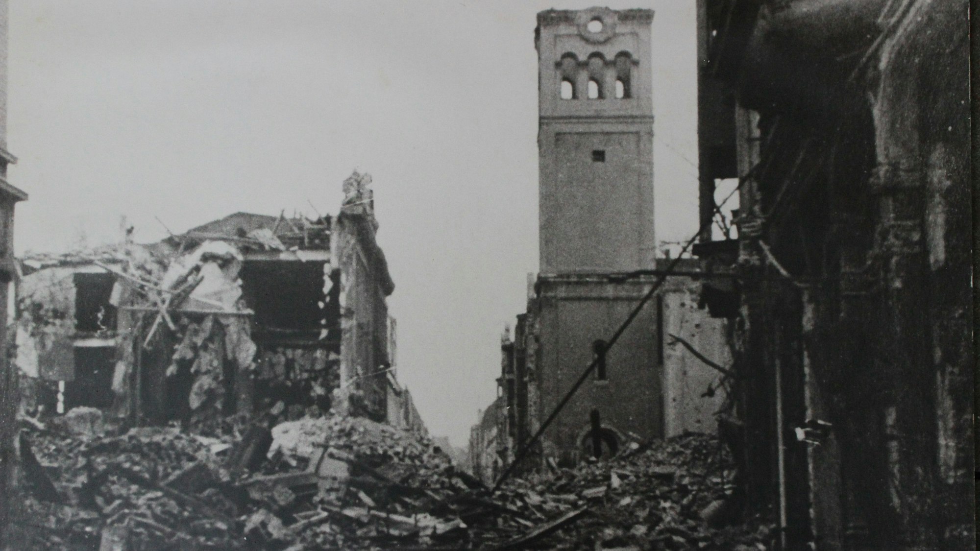 Der Bereich Buchheimer Straße rund um die Friedenskirche wurde am 28. Oktober 1944 schwer zerstört. Köln-Mülheim