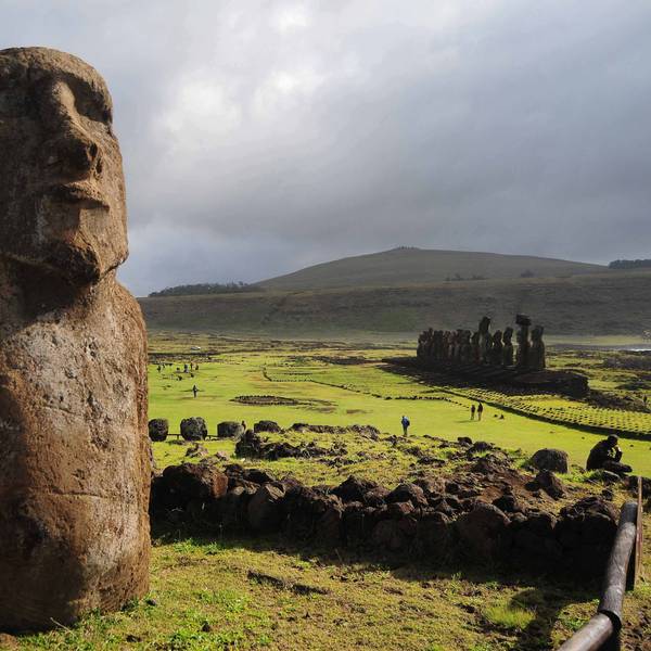 Eine Steinstatue aufgenommen am auf der Osterinsel Rapa Nui (Chile).