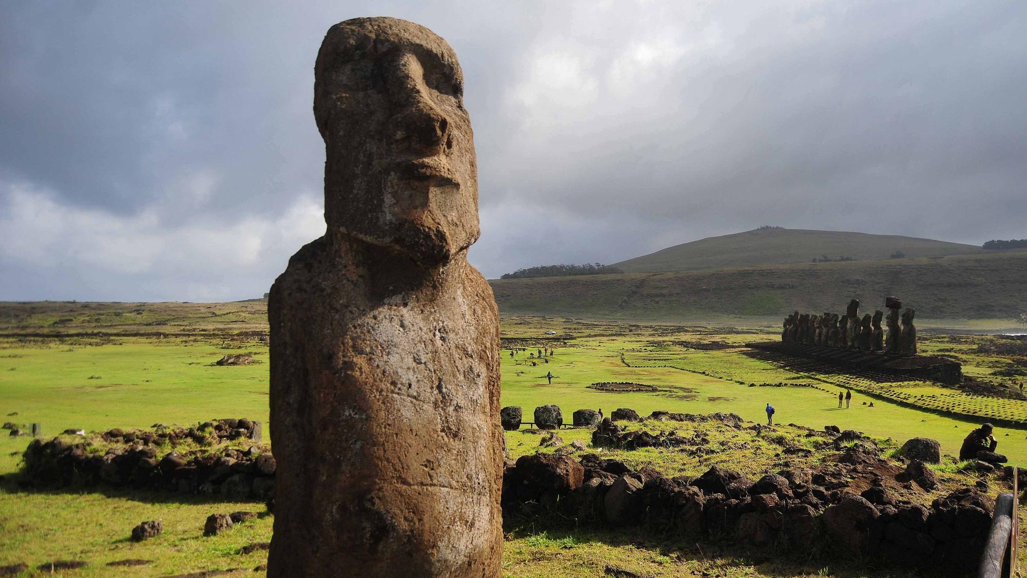 Eine Steinstatue aufgenommen am auf der Osterinsel Rapa Nui (Chile).