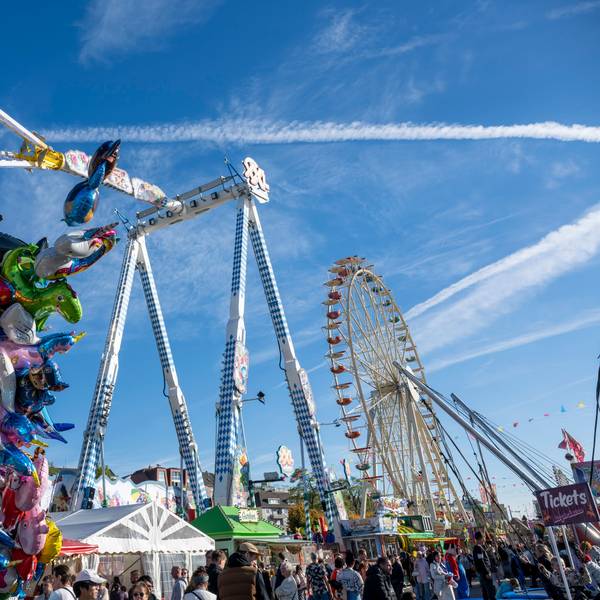 Fahrgeschäfte auf der Deutzer Kirmes.