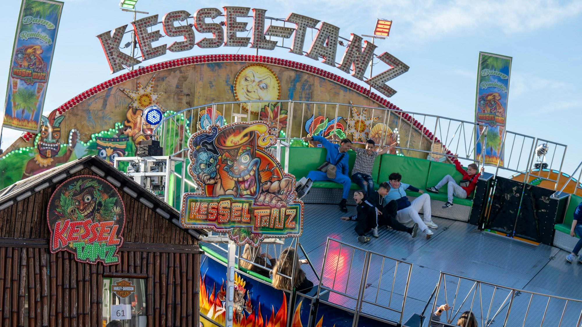 26.10.2024, Köln: Beim Kessel-Tanz wird man durchgeschüttelt. Auf der Kirmes ist immer etwas los. Die Herbstkirmes 2024 in Köln-Deutz (Kölner Herbstvolksfest, Deutzer Kirmes) findet noch bis zum 3. November statt. Foto: Uwe Weiser