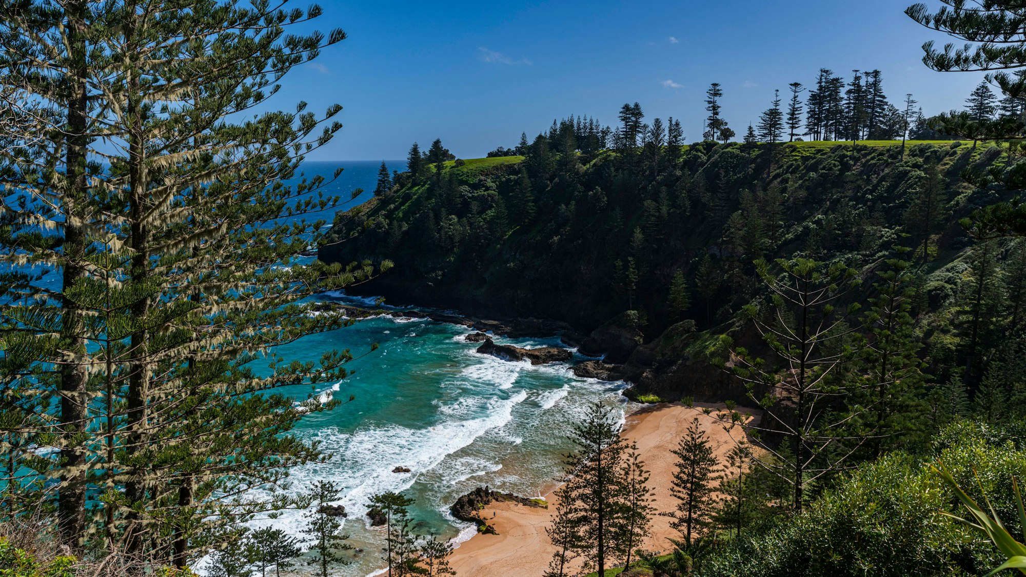 Norfolkinsel liegt im Pazifik und zeichnet sich durch ihre Mischung aus hügeliger Landschaft und hohen Klippen aus.