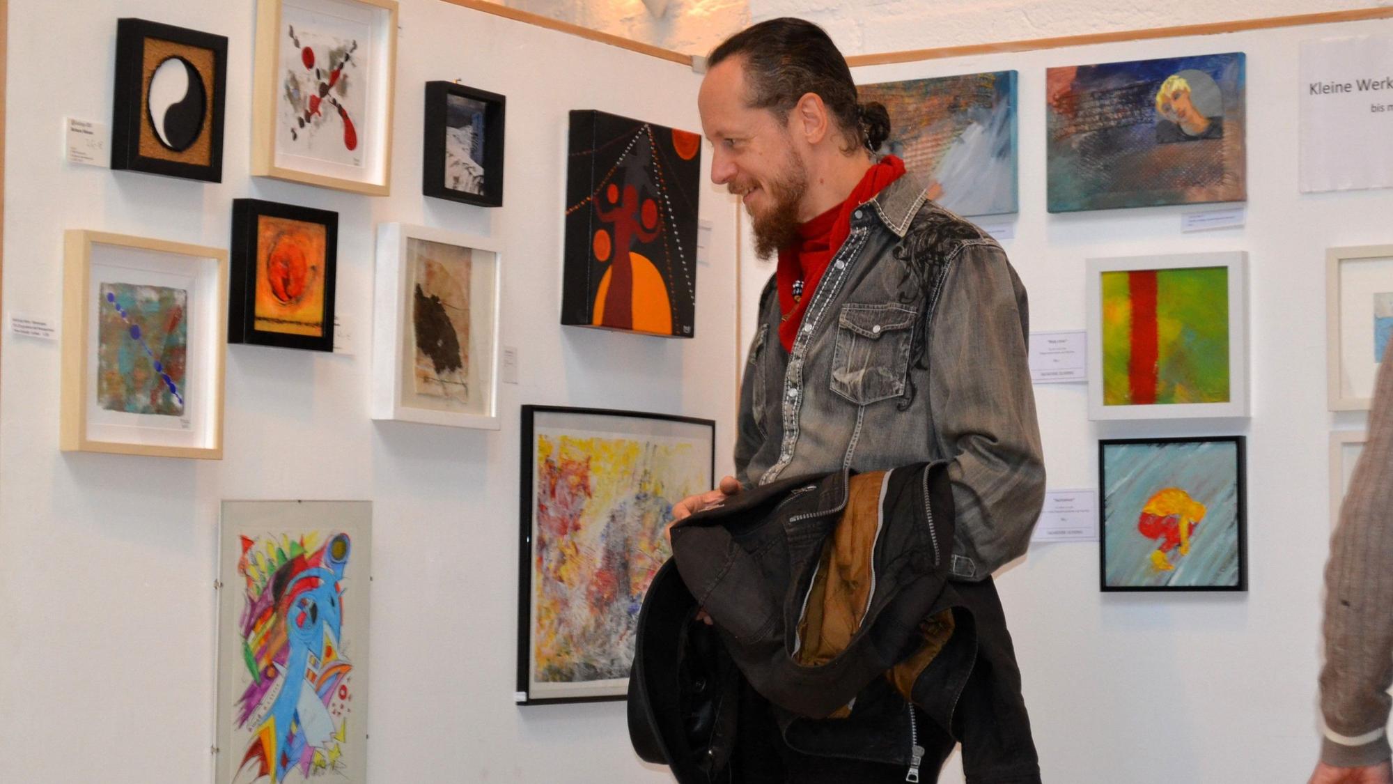 Kunsttage Hennef in der Meys Fabrik
Ein Besucher betrachtet die Werke, die für weniger als 100 Euro zu haben sind.