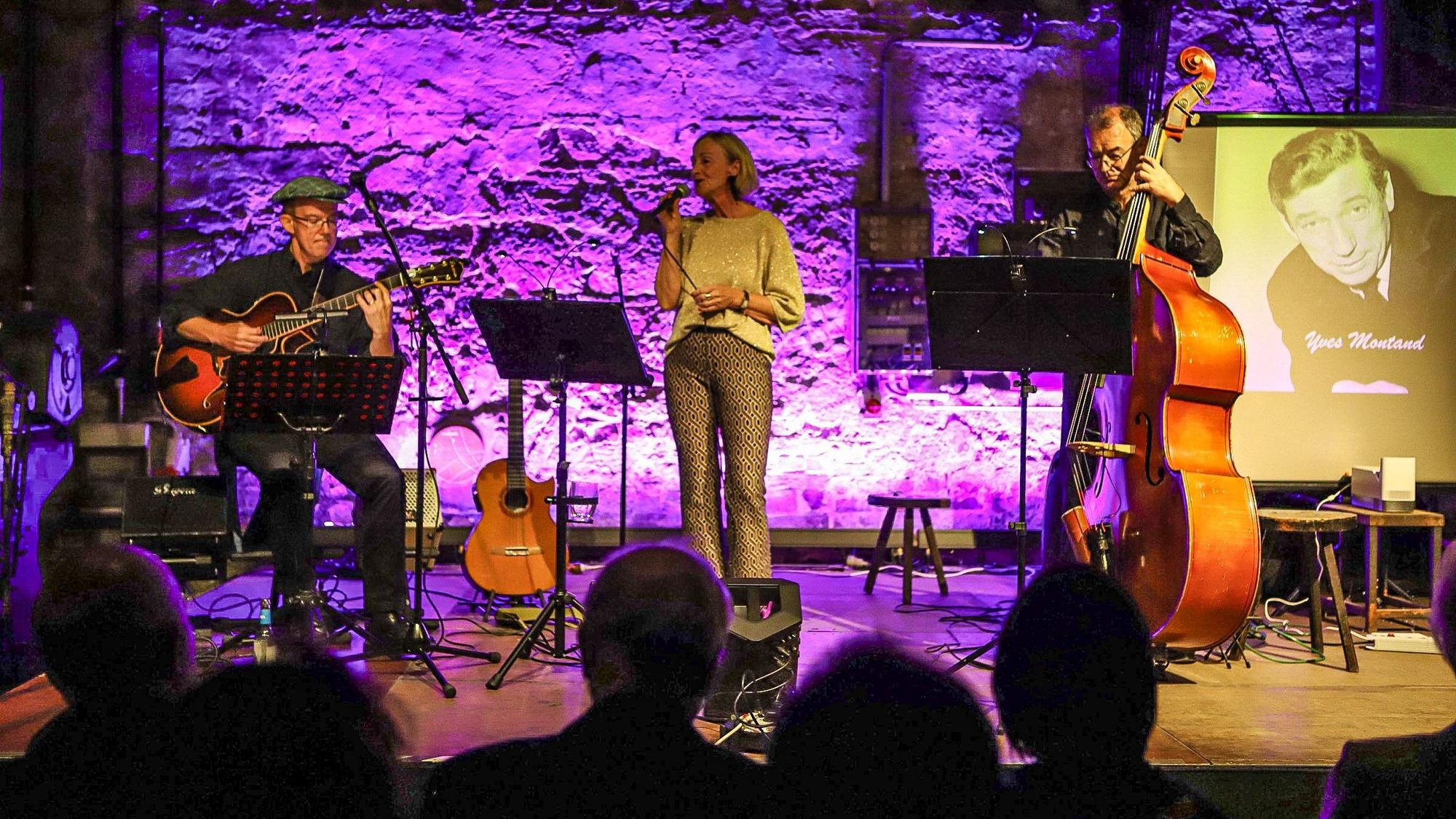 Das Trio „Ménage à Trois“ in der rustikalen Kulisse im Sensenhammer.